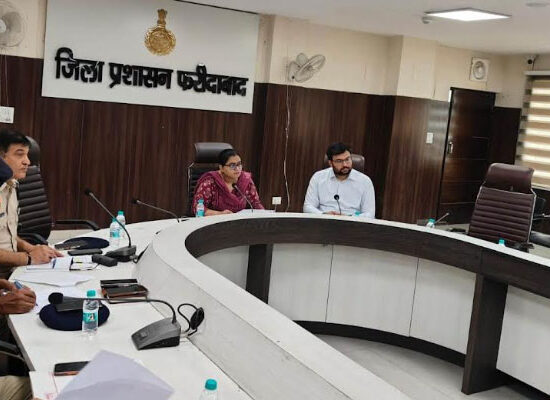 फरीदाबाद में समाधान शिविर की लंबित शिकायतों की समीक्षा बैठक की अध्यक्षता करतीं एडीसी अंजलि श्रोत्रिया।