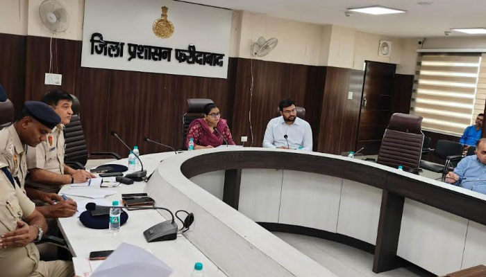 फरीदाबाद में समाधान शिविर की लंबित शिकायतों की समीक्षा बैठक की अध्यक्षता करतीं एडीसी अंजलि श्रोत्रिया।