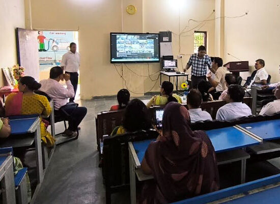फरीदाबाद में विद्यालय प्रबंधन समिति कार्यक्रम को संबोधित करतीं एडीसी अंजलि श्रोत्रिया