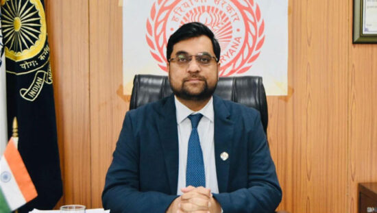 फरीदाबाद में विशेष गहन पुनरीक्षण 2026 अभियान के तहत मतदाता सत्यापन और गणना प्रपत्र जमा करने की जानकारी देते जिला निर्वाचन अधिकारी आयुष सिन्हा।