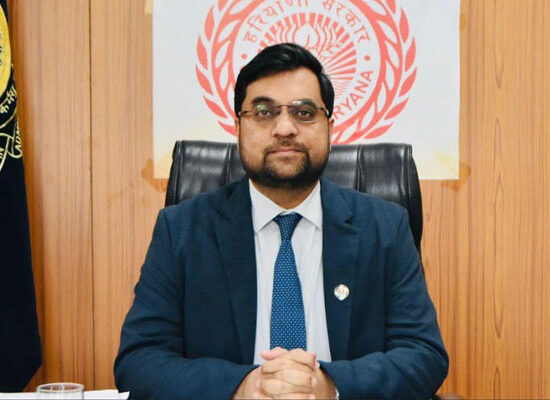 फरीदाबाद में विशेष गहन पुनरीक्षण 2026 अभियान के तहत मतदाता सत्यापन और गणना प्रपत्र जमा करने की जानकारी देते जिला निर्वाचन अधिकारी आयुष सिन्हा।