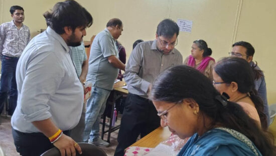 फरीदाबाद में SIR-2026 अभियान के दौरान मतदान केंद्र का निरीक्षण करते हुए DC आयुष सिन्हा।