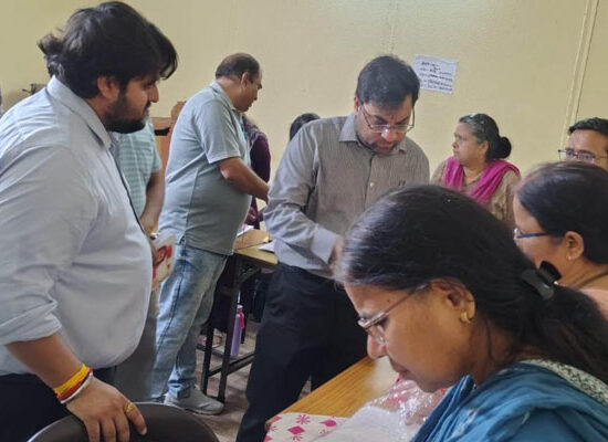 फरीदाबाद में SIR-2026 अभियान के दौरान मतदान केंद्र का निरीक्षण करते हुए DC आयुष सिन्हा।