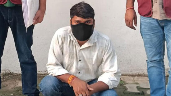 फरीदाबाद में स्टील शीट गबन मामले में बरामद 2 टन स्टील और जांच करती अपराध शाखा सेक्टर-56 की टीम।