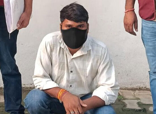 फरीदाबाद में स्टील शीट गबन मामले में बरामद 2 टन स्टील और जांच करती अपराध शाखा सेक्टर-56 की टीम।