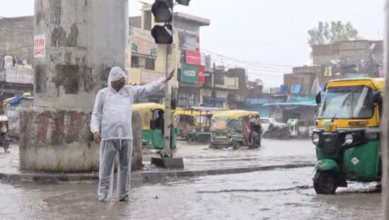 बारिश के दौरान फरीदाबाद ट्रैफिक पुलिस यातायात संभालते हुए और सड़क हादसे के बाद राहत कार्य करती हुई।