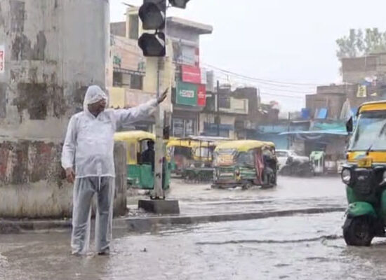 बारिश के दौरान फरीदाबाद ट्रैफिक पुलिस यातायात संभालते हुए और सड़क हादसे के बाद राहत कार्य करती हुई।