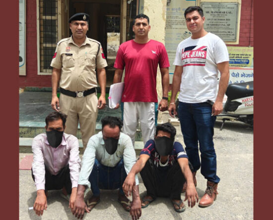 वीडियो कॉल के जरिए ब्लैकमेल कर साइबर ठगी मामले में गिरफ्तार तीन आरोपी