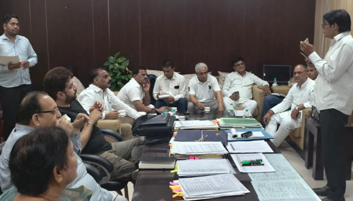 फरीदाबाद में मतदाता सूची पुनरीक्षण अभियान को लेकर राजनीतिक दलों के प्रतिनिधियों के साथ आयोजित समीक्षा बैठक।