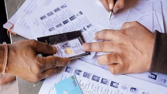 फरीदाबाद में मतदाता सूची विशेष गहन पुनरीक्षण अभियान की जानकारी देते उपायुक्त एवं जिला निर्वाचन अधिकारी आयुष सिन्हा।