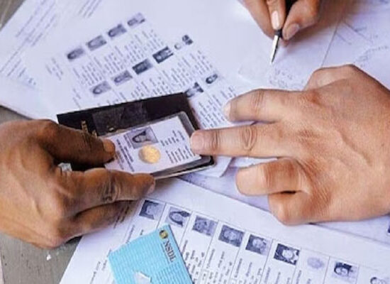 फरीदाबाद में मतदाता सूची विशेष गहन पुनरीक्षण अभियान की जानकारी देते उपायुक्त एवं जिला निर्वाचन अधिकारी आयुष सिन्हा।
