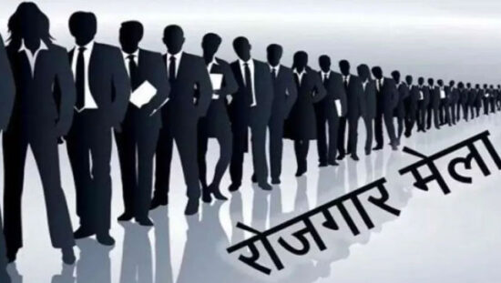 फरीदाबाद में व्यावसायिक मार्गदर्शन सप्ताह के दौरान विद्यार्थियों को करियर और रोजगार संबंधी जानकारी देतीं सहायक रोजगार अधिकारी डॉ. नेहा सिंह।