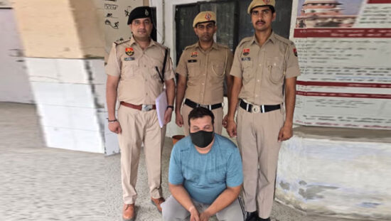 आदर्श नगर पत्नी हत्या मामले में गिरफ्तार आरोपी पति को पुलिस रिमांड पर ले जाती हुई