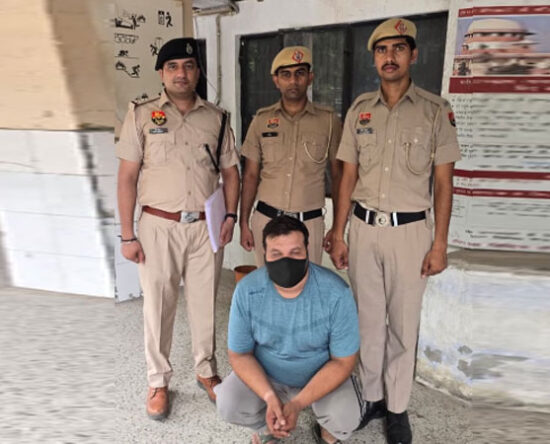 आदर्श नगर पत्नी हत्या मामले में गिरफ्तार आरोपी पति को पुलिस रिमांड पर ले जाती हुई
