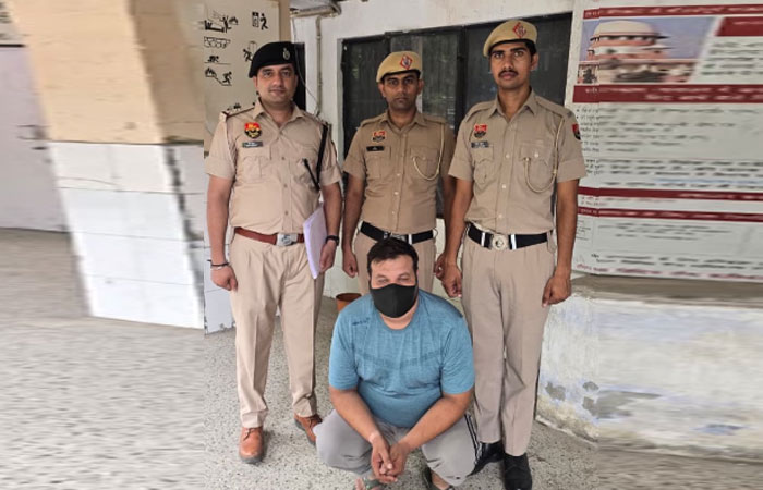 आदर्श नगर पत्नी हत्या मामले में गिरफ्तार आरोपी पति को पुलिस रिमांड पर ले जाती हुई