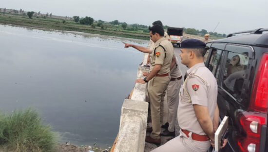 यमुना के बाढ़ संभावित क्षेत्रों का निरीक्षण करते डीसीपी बल्लभगढ़ प्रतीक अग्रवाल और पुलिस अधिकारी।