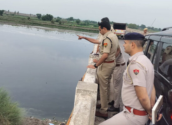 यमुना के बाढ़ संभावित क्षेत्रों का निरीक्षण करते डीसीपी बल्लभगढ़ प्रतीक अग्रवाल और पुलिस अधिकारी।