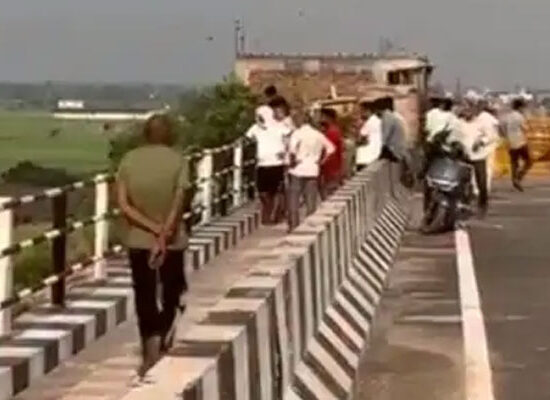 फरीदाबाद की यमुना नदी में सर्च ऑपरेशन चलाती एसडीआरएफ टीम।