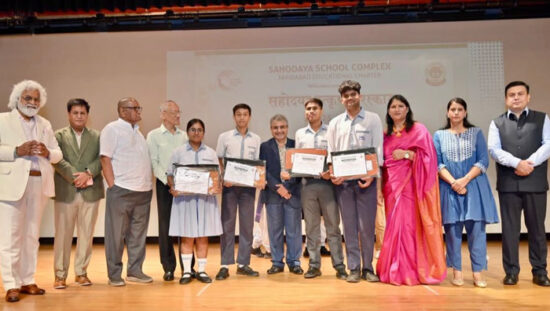 Justice Girish Kathpalia felicitating Faridabad Model School CBSE toppers with Sahodaya Utkrisht Puraskar-2026.