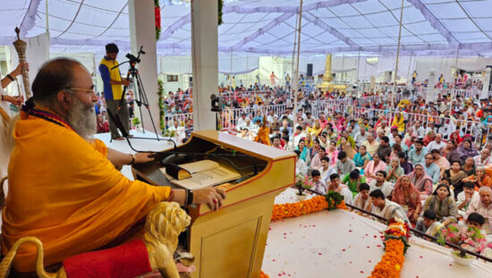 श्रीसिद्धदाता आश्रम फरीदाबाद में गुरु पूर्णिमा महोत्सव के दौरान गुरु पूजन और भजन संध्या।