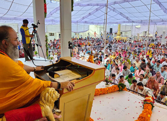 श्रीसिद्धदाता आश्रम फरीदाबाद में गुरु पूर्णिमा महोत्सव के दौरान गुरु पूजन और भजन संध्या।