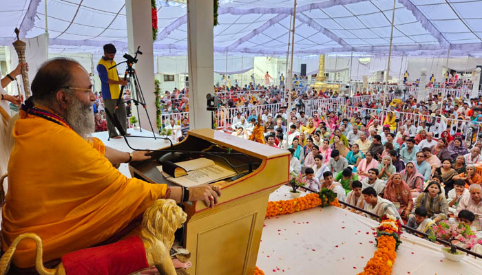 श्रीसिद्धदाता आश्रम फरीदाबाद में गुरु पूर्णिमा महोत्सव के दौरान गुरु पूजन और भजन संध्या।