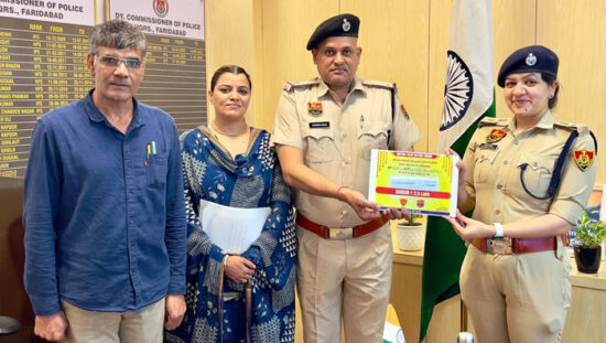 डीसीपी हिमाद्री कौशिक द्वारा एएसआई सुंदर सिंह को शगुन योजना के तहत ₹2.50 लाख का चेक प्रदान करते हुए।