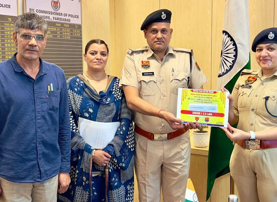 डीसीपी हिमाद्री कौशिक द्वारा एएसआई सुंदर सिंह को शगुन योजना के तहत ₹2.50 लाख का चेक प्रदान करते हुए।