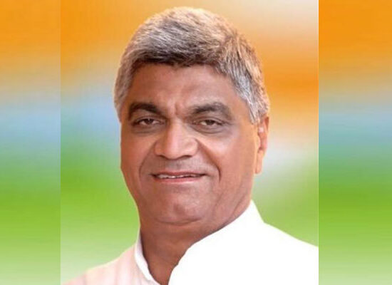टोल दरों में बढ़ोतरी के विरोध में बयान देते पृथला विधायक रघुबीर तेवतिया।