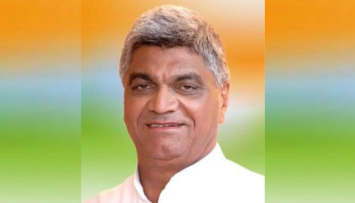 टोल दरों में बढ़ोतरी के विरोध में बयान देते पृथला विधायक रघुबीर तेवतिया।