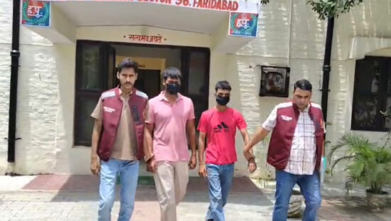 अवैध देसी कट्टा बरामदगी के मामले में गिरफ्तार आरोपियों के साथ फरीदाबाद क्राइम ब्रांच सेक्टर-56 की टीम।
