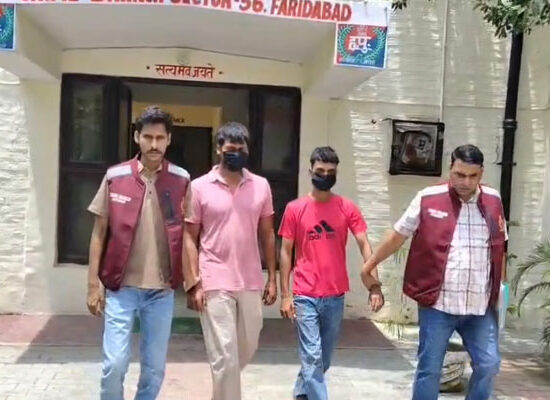 अवैध देसी कट्टा बरामदगी के मामले में गिरफ्तार आरोपियों के साथ फरीदाबाद क्राइम ब्रांच सेक्टर-56 की टीम।
