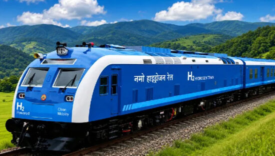 जींद रेलवे स्टेशन से रवाना होती भारत की पहली हाइड्रोजन फ्यूल सेल ट्रेन।