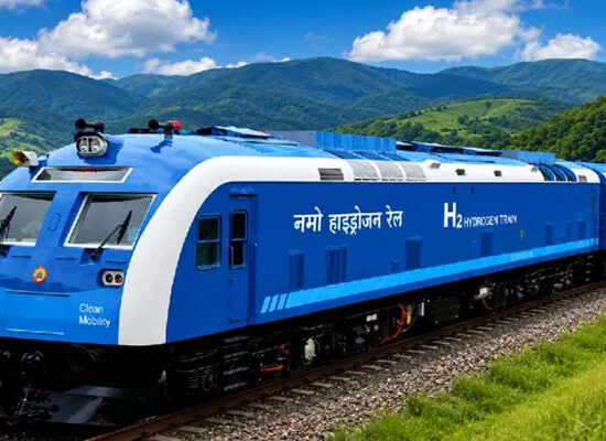जींद रेलवे स्टेशन से रवाना होती भारत की पहली हाइड्रोजन फ्यूल सेल ट्रेन।
