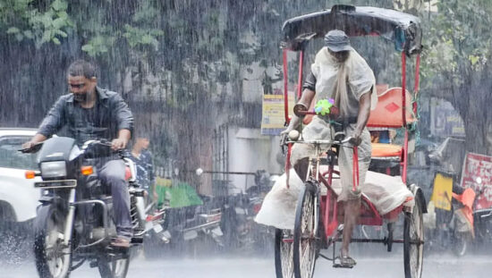 भारत में कमजोर मॉनसून के कारण सूखी जमीन और बारिश का इंतजार करते किसान।