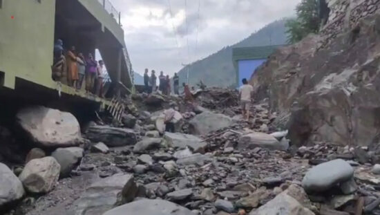 जम्मू-कश्मीर के डोडा जिले के ठाठरी बाजार में भारी बारिश के बाद आई बाढ़ का दृश्य।