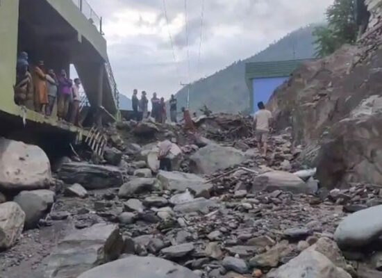 जम्मू-कश्मीर के डोडा जिले के ठाठरी बाजार में भारी बारिश के बाद आई बाढ़ का दृश्य।