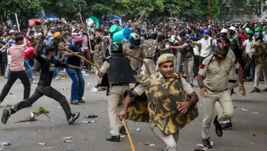 जंतर-मंतर प्रदर्शन में घायल पुलिसकर्मियों के परिजन प्रेस कॉन्फ्रेंस के दौरान घटना की जानकारी देते हुए।