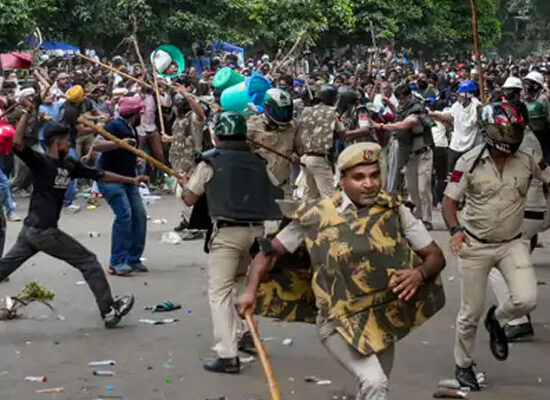 जंतर-मंतर प्रदर्शन में घायल पुलिसकर्मियों के परिजन प्रेस कॉन्फ्रेंस के दौरान घटना की जानकारी देते हुए।