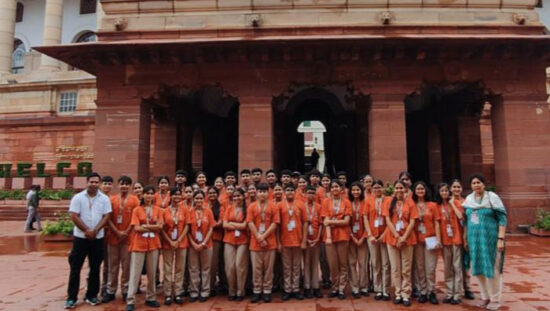 भारतीय संसद भवन के शैक्षिक भ्रमण के दौरान जीवा पब्लिक स्कूल फरीदाबाद के ह्युमैनिटीज़ के विद्यार्थी।