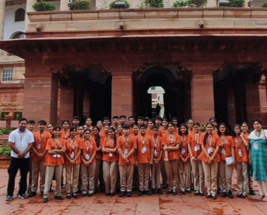 भारतीय संसद भवन के शैक्षिक भ्रमण के दौरान जीवा पब्लिक स्कूल फरीदाबाद के ह्युमैनिटीज़ के विद्यार्थी।