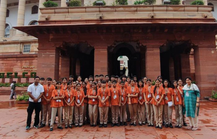 भारतीय संसद भवन के शैक्षिक भ्रमण के दौरान जीवा पब्लिक स्कूल फरीदाबाद के ह्युमैनिटीज़ के विद्यार्थी।