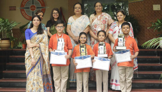 टेकब्लिट्ज़ 10.0 इंटरस्कूल प्रतियोगिता में प्रथम स्थान प्राप्त करने वाले जीवा पब्लिक स्कूल के विद्यार्थी।