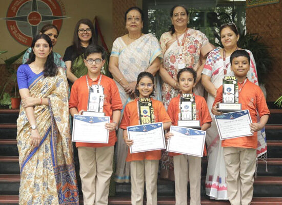 टेकब्लिट्ज़ 10.0 इंटरस्कूल प्रतियोगिता में प्रथम स्थान प्राप्त करने वाले जीवा पब्लिक स्कूल के विद्यार्थी।