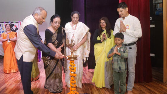 जीवा पब्लिक स्कूल में आयोजित पिता सम्मान समारोह में विद्यार्थियों और अभिभावकों की प्रस्तुति।