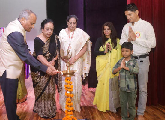 जीवा पब्लिक स्कूल में आयोजित पिता सम्मान समारोह में विद्यार्थियों और अभिभावकों की प्रस्तुति।