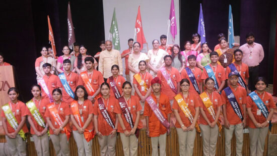 जीवा पब्लिक स्कूल फरीदाबाद में आयोजित इन्वेस्टिचर सेरेमनी में छात्र नेताओं को शपथ दिलाते हुए।