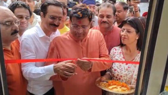 फरीदाबाद के सेक्टर-14 लेबर चौक पर 'क्रम में श्रम' टोकन आधारित लेबर मैनेजमेंट प्रणाली का शुभारंभ करते कैबिनेट मंत्री विपुल गोयल।