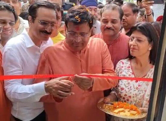 फरीदाबाद के सेक्टर-14 लेबर चौक पर 'क्रम में श्रम' टोकन आधारित लेबर मैनेजमेंट प्रणाली का शुभारंभ करते कैबिनेट मंत्री विपुल गोयल।