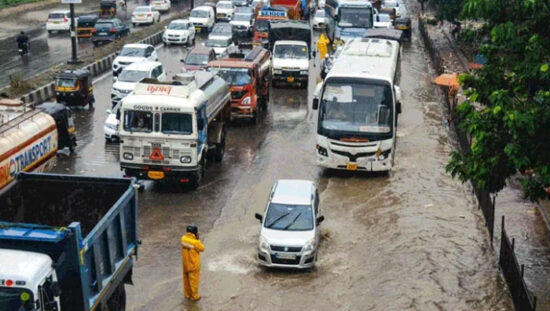 महाराष्ट्र में भारी बारिश के बाद मुंबई और अन्य जिलों में जलभराव, बाढ़ और राहत कार्य का दृश्य।